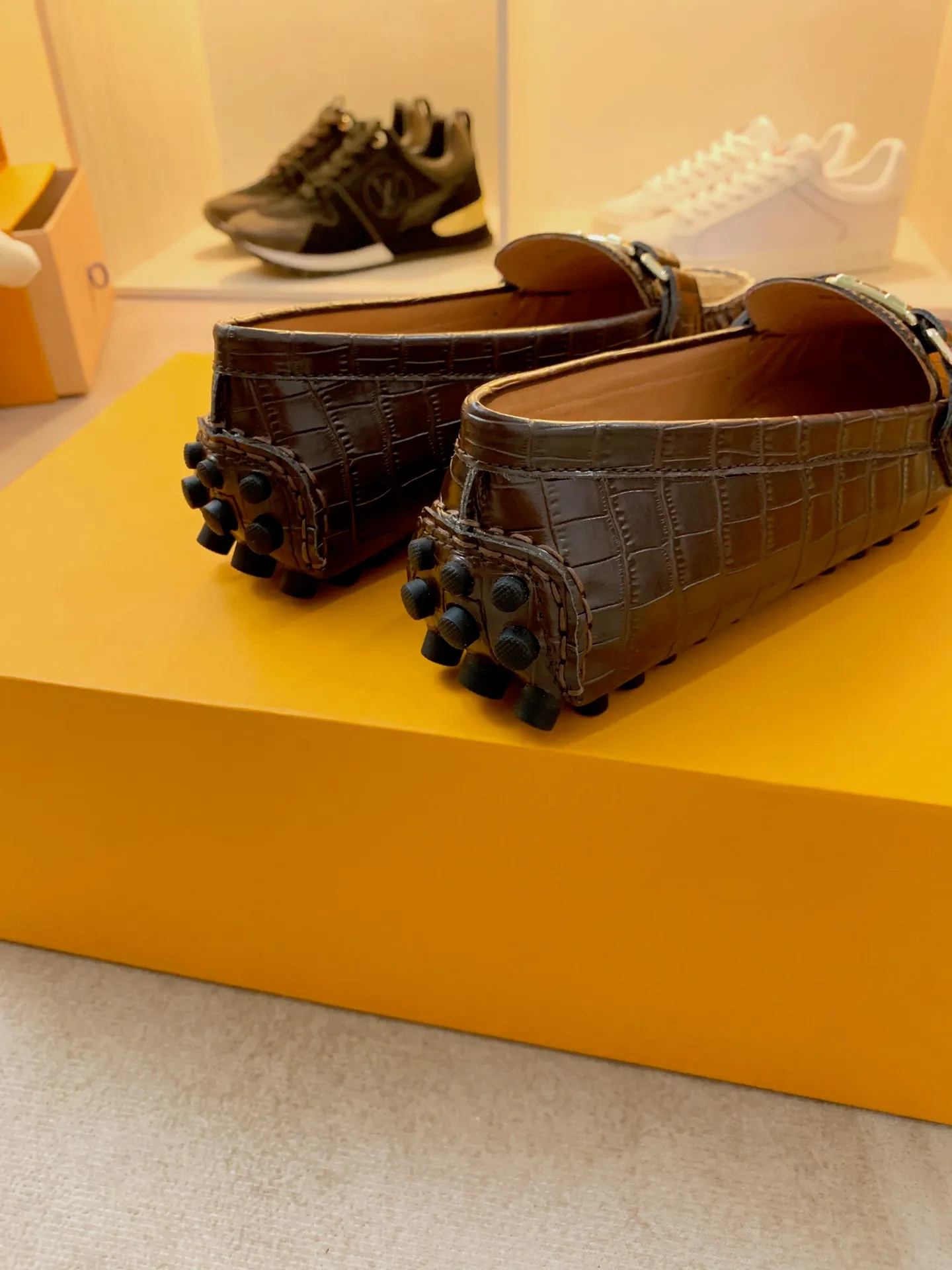 p460💰Couple model❤️🇫🇷 𝙇𝙤𝙪𝙞𝙨 𝙑𝙪𝙞𝙩𝙩𝙤𝙣 🇫🇷Louis Vuitton 2023 Classic𝓛𝓿 𝓣𝓻𝓪𝓲𝓷𝓮𝓻 Sports Series ➪➪➪¯ [Arizona Doudou Shoes Series] ▪️▪️▪️Arizona slip-on shoes are made of Monogram Eclipse canvas. Its hand-painted and dyed edges and hand-sewn uppers fully demonstrate Louis Vuitton's traditional shoemaking craftsmanship. This slip-on shoe is very lightweight. The integrated tongue and upper make it particularly comfortable and flexible. The soft outsole is equipped with rubber padding. Decorated with matching sash. Detailed features: ☑️Monogram Eclipse canvas ☑️Black Eclipse pattern ☑️Hand-painted shoe edges ☑️Hand-sewn uppers (each pair takes time to process) ☑️Integrated tongue and upper construction ☑️Outsole equipped with rubber lining ☑️size: 35_46